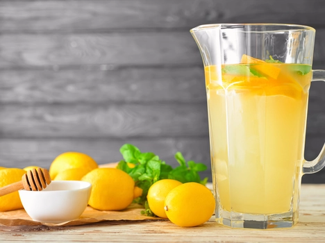 Lemoniada miodowo–miętowa z opcjonalnymi dodatkami