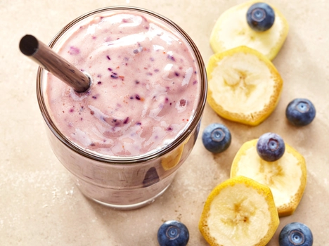 Koktajl jagodowo–bananowy z kremową nutą